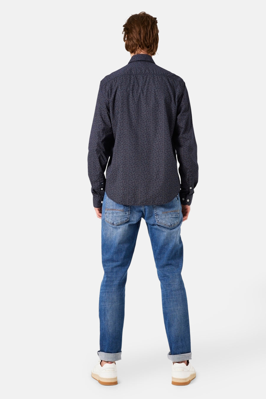Blauw overhemd met lange mouwen van GARCIA, subtiel bedrukt patroon, gedragen met een spijkerbroek en sneakers.