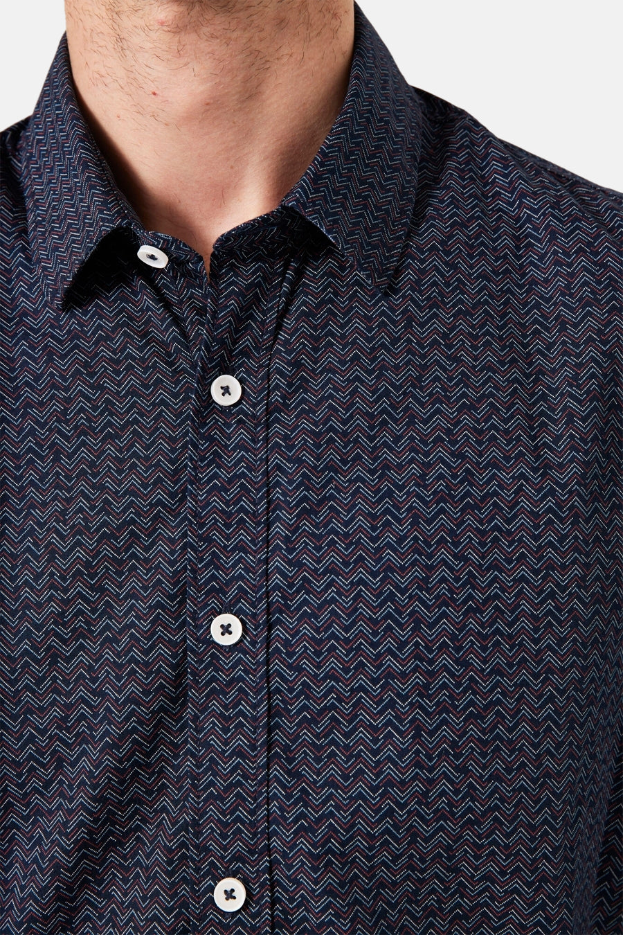 Blauw overhemd met lange mouwen van GARCIA, rood-wit chevronpatroon, met witte knopen.