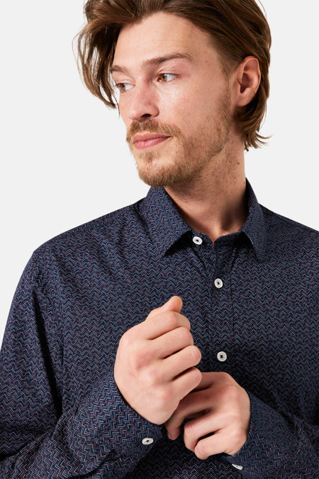 Blauw overhemd met lange mouwen van GARCIA, met zigzagpatroon, witte knopen, gedragen door een man.