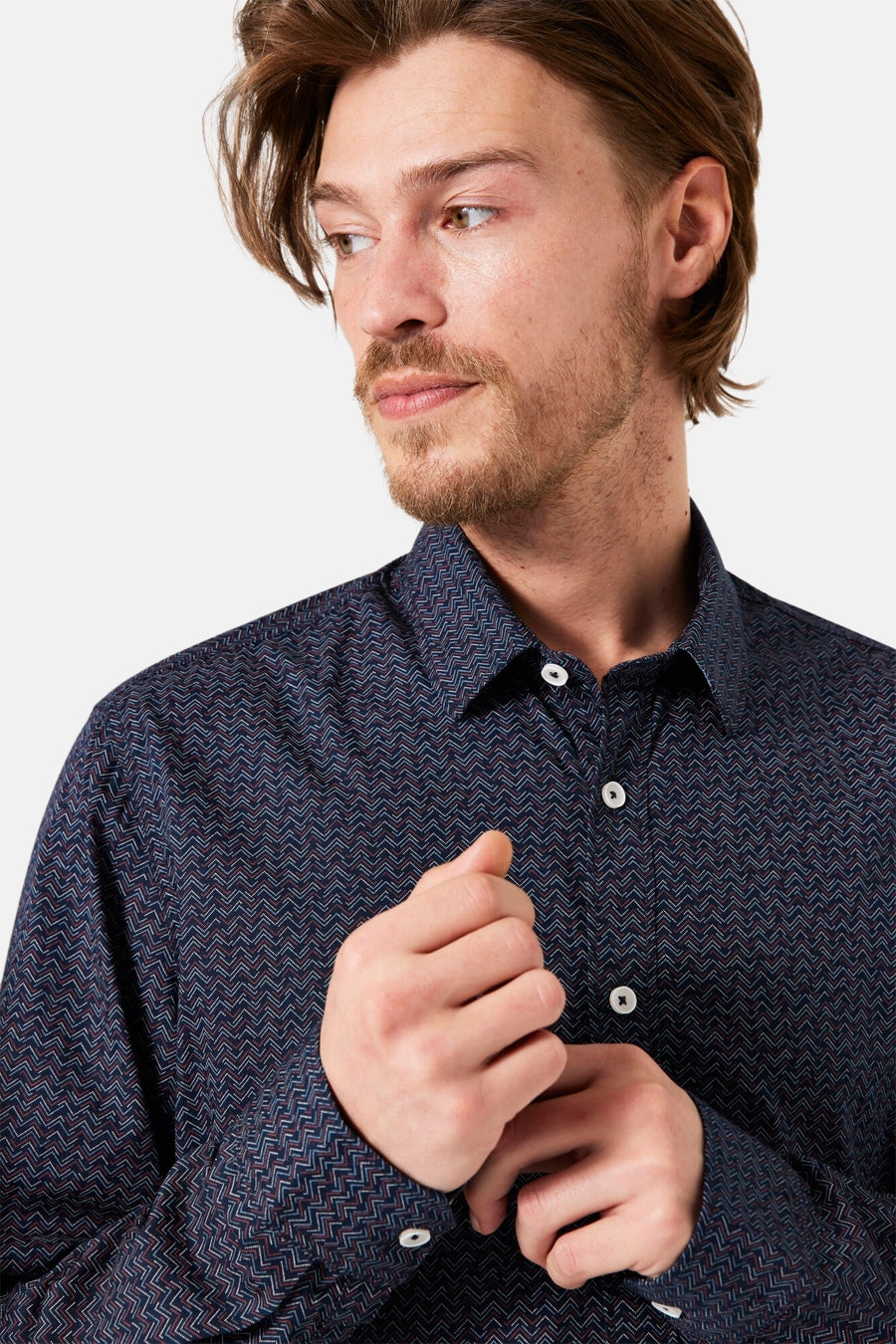 Blauw overhemd met lange mouwen van GARCIA, met zigzagpatroon, witte knopen, gedragen door een man.