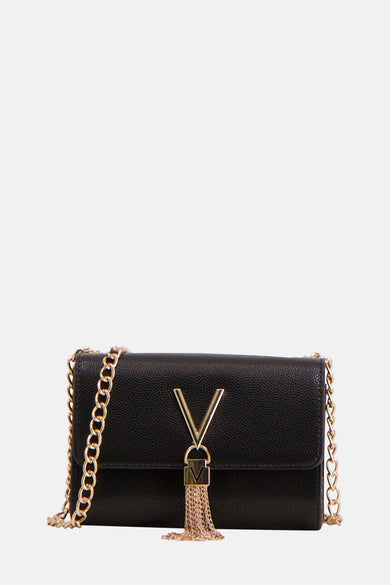 Zwarte VALENTINO BAGS schoudertas met gouden ketting, V-logo en gouden franjedetails.