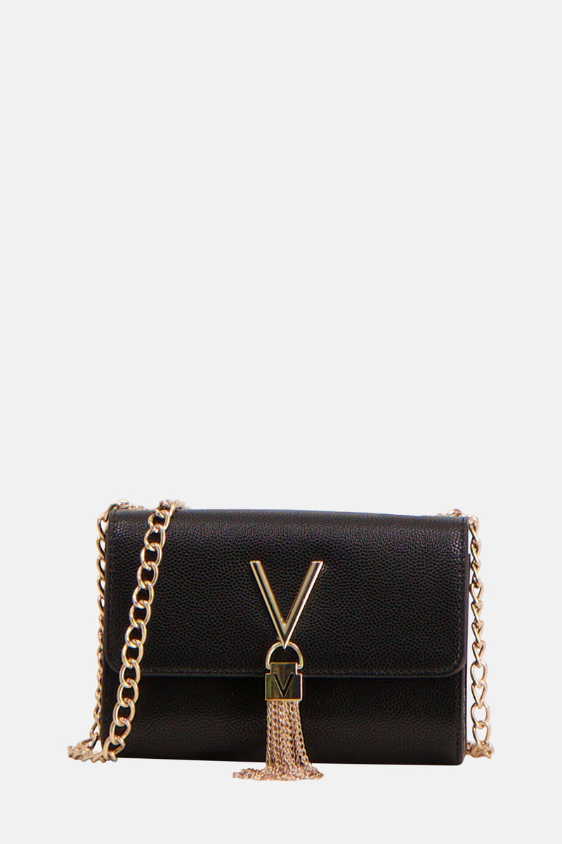Zwarte VALENTINO BAGS schoudertas met gouden ketting, V-logo en gouden franjedetails.