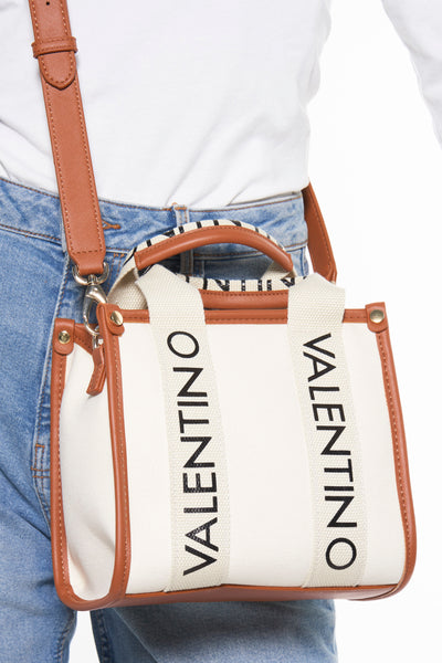 Beige canvas handtas met bruine afwerkingen van VALENTINO BAGS, gedragen over de schouder met een bruine leren schouderriem.