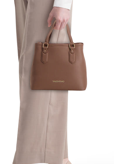 Sac à main marron en cuir, de Valentino Bags, porté avec un pantalon beige et une chemise blanche