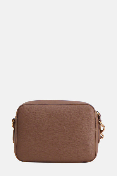 Sac à bandoulière brun de VALENTINO BAGS, avec une texture grainée et une bandoulière chaîne dorée.
