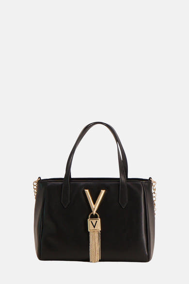 Sac à main noir en similicuir by VALENTINO BAGS avec une breloque dorée en forme de V.
