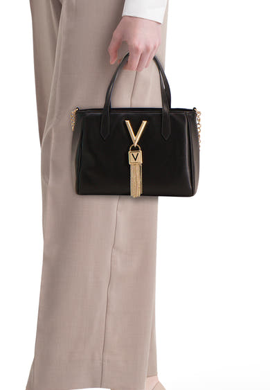 Sac à main noir de VALENTINO BAGS avec une bandoulière chaîne dorée et un ornement en forme de V.