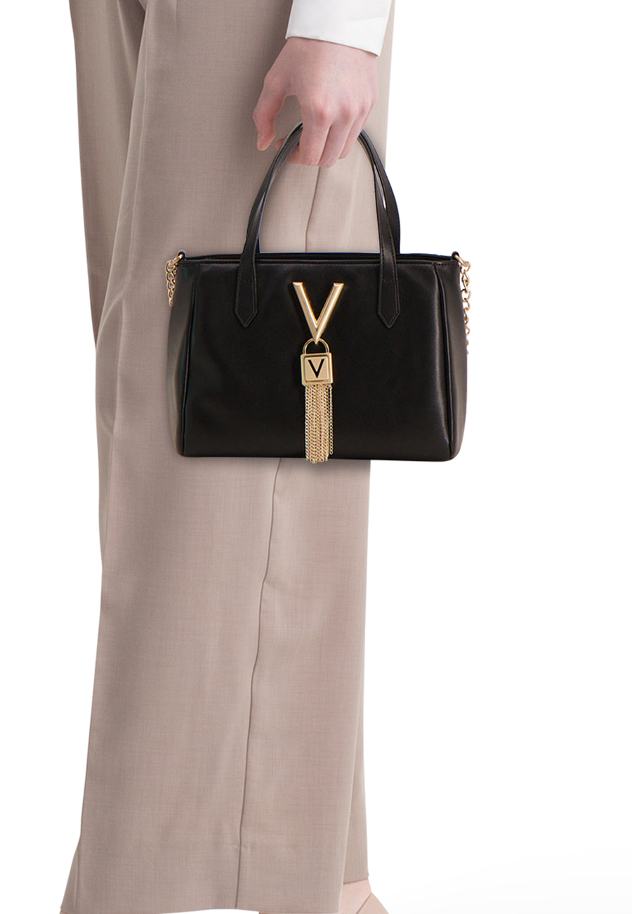 Sac à main noir de VALENTINO BAGS avec une bandoulière chaîne dorée et un ornement en forme de V.