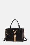 Sac à main noir en similicuir de VALENTINO BAGS avec chaîne décorative et bandoulière ajustable.
