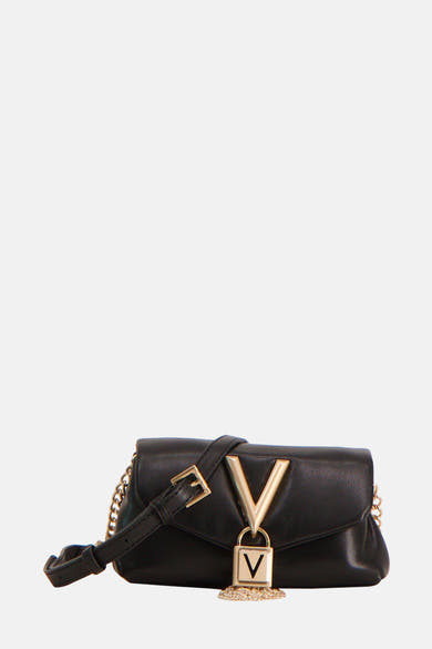 Zwarte schoudertas van VALENTINO BAGS met een leren schouderriem, een gouden hangslotsluiting en een ketting.