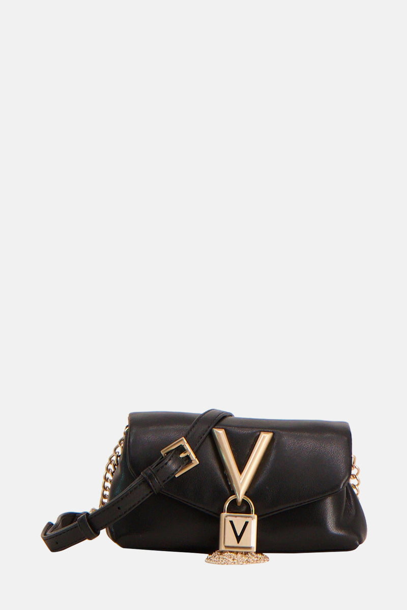 Zwarte schoudertas van VALENTINO BAGS met een leren schouderriem, een gouden hangslotsluiting en een ketting.