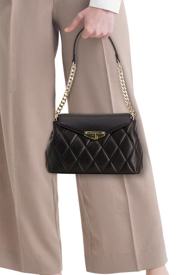 Zwarte gewatteerde schoudertas van VALENTINO BAGS, met gouden kettingriem en kliksluiting.