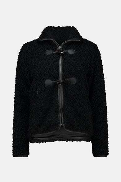 Veste courte noire par ZABAIONE, texture bouclée avec fermeture éclair et brandebourgs décoratifs.
