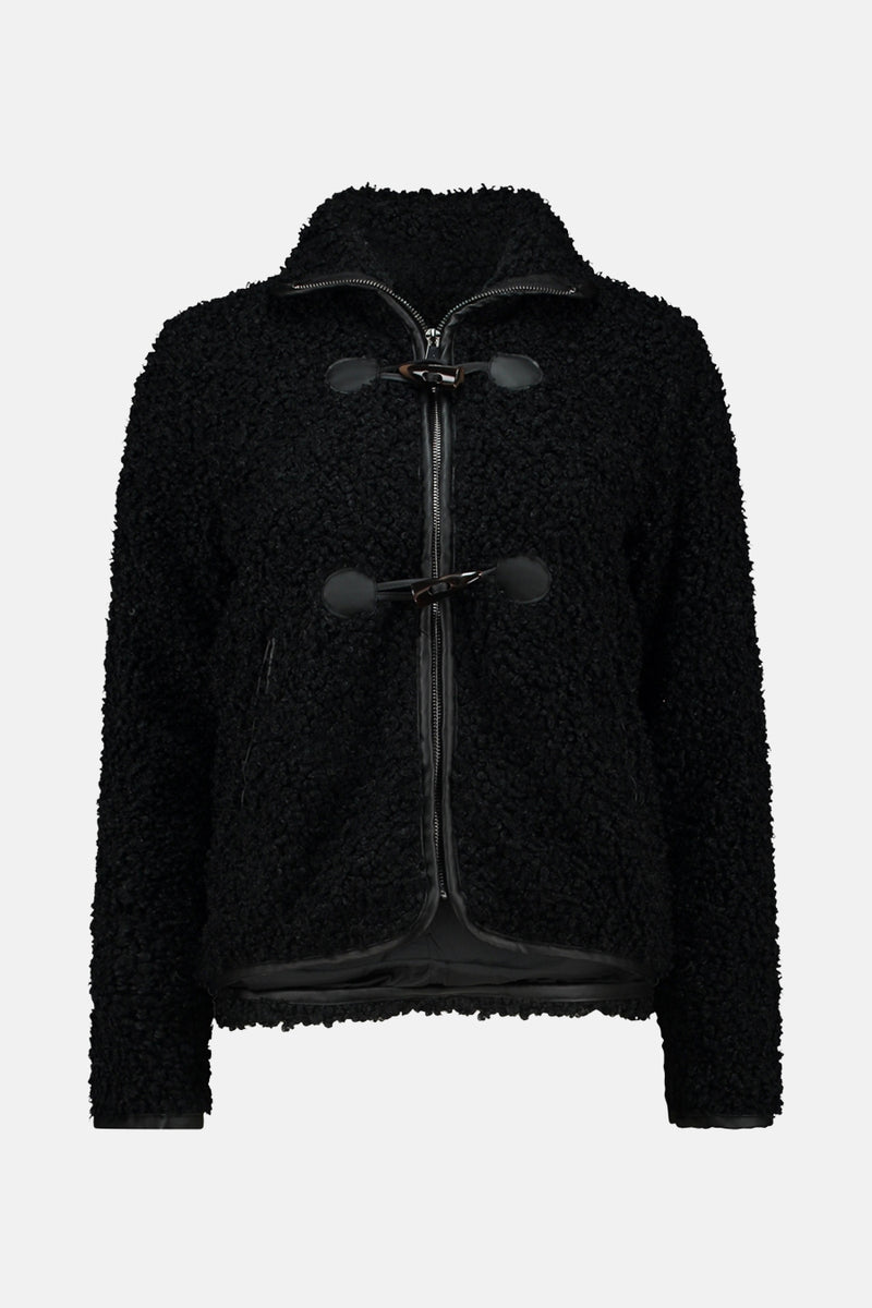 Veste courte noire par ZABAIONE, texture bouclée avec fermeture éclair et brandebourgs décoratifs.
