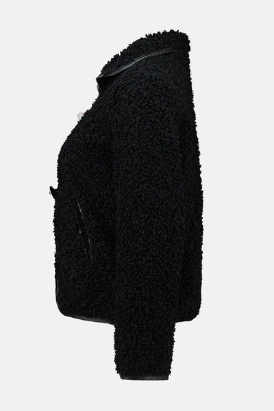 Veste courte noire en teddy de Zabaione, avec finitions en similicuir et coupe structurée.
