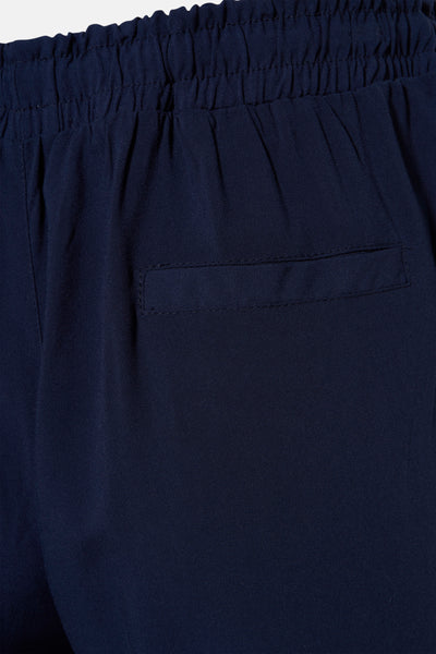 Pantalon bleu de ZABAIONE avec détail de poche passepoilée et taille élastiquée.