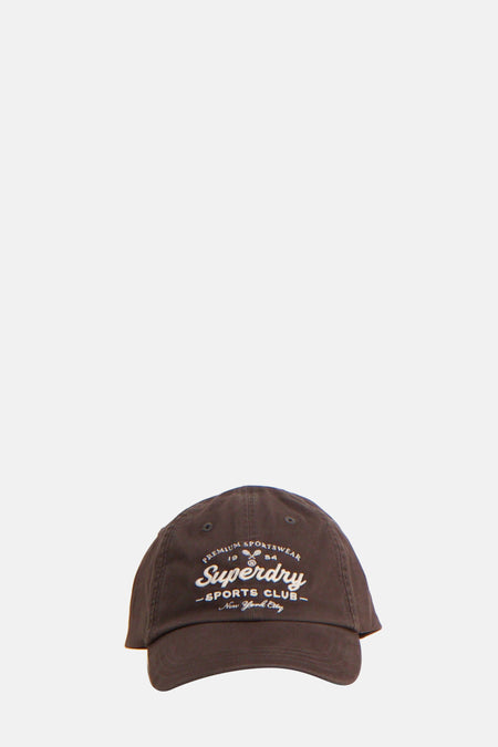 Casquette grise par SUPERDRY, avec logo brodé "Superdry Sports Club New York City" sur le devant.