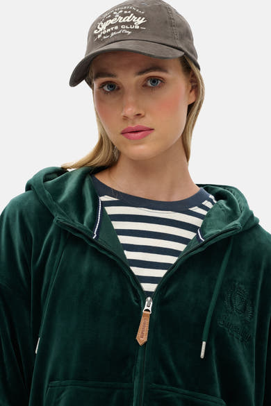 Casquette grise de Superdry avec logo brodé et visière arrondie.