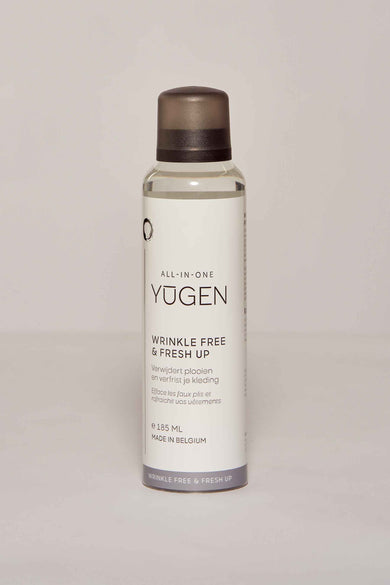 Spray défroissant multicolore de YŪGEN, présenté dans une bouteille transparente avec bouchon gris fumé.
