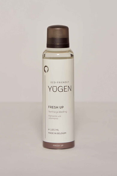 Spray d'entretien multicolore de YŪGEN, avec un bouchon brun foncé.
