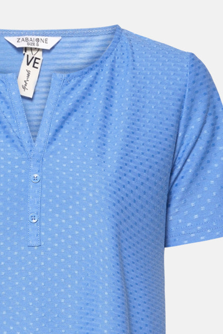 Blauw T-shirt met korte mouwen van Zabaione, met reliëf textuurpatroon en knoopsluiting.