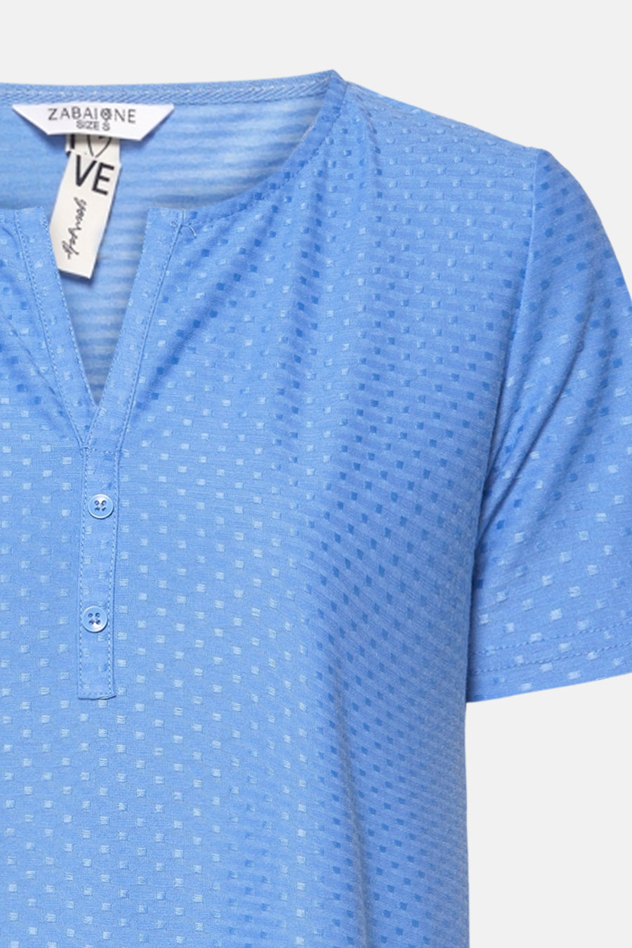 Blauw T-shirt met korte mouwen van Zabaione, met reliëf textuurpatroon en knoopsluiting.