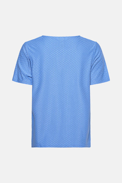T-shirt à manches courtes bleu de Zabaione, avec un motif texturé subtil sur l'ensemble du tissu.