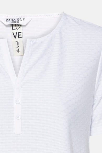 Wit T-shirt met korte mouwen van ZABAIONE, met een knoopsluiting en een subtiel textuurpatroon.