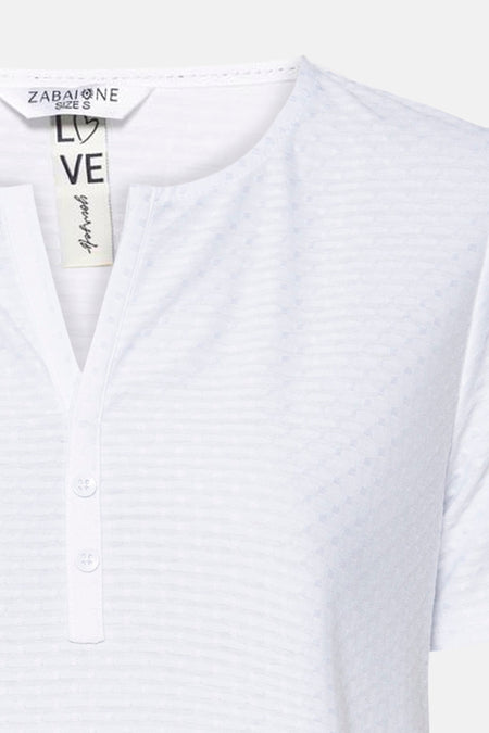 Wit T-shirt met korte mouwen van ZABAIONE, met een knoopsluiting en een subtiel textuurpatroon.