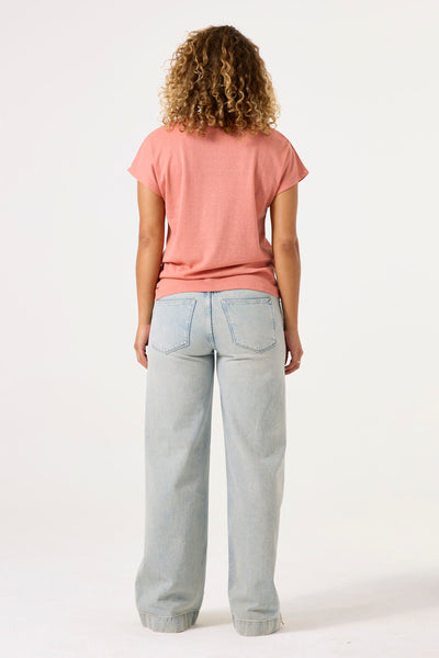 Garcia T-shirt met korte mouwen om te vissen, gedragen met een high-waisted jeans.