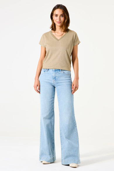 Kaki T-shirt met korte mouwen van GARCIA, gedragen met een high-waisted flared jeans en een gouden ketting.