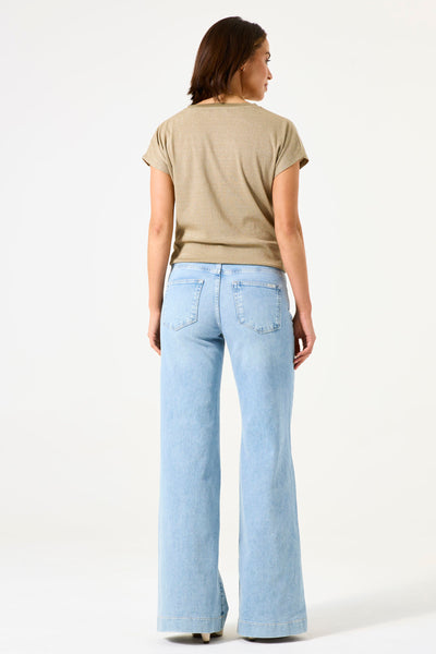 Kaki T-shirt met korte mouwen van GARCIA, effen, gedragen met een lichtblauwe wijde jeans.