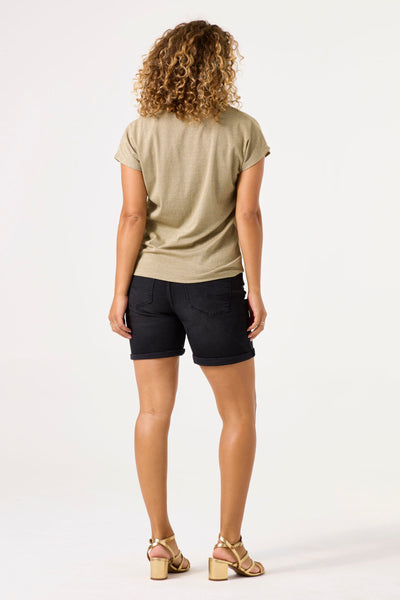 Kaki T-shirt met korte mouwen van GARCIA, gedragen met een zwarte korte broek en gouden sandalen met hak, achtergezicht.