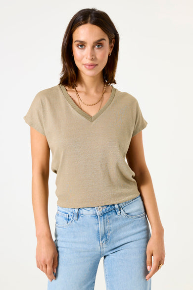 Kaki T-shirt met korte mouwen van GARCIA, gedragen met een lichtblauwe jeans en een gouden ketting.