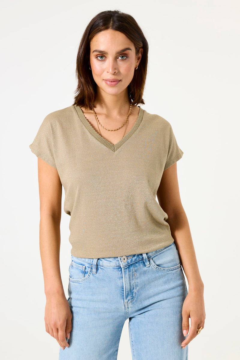 Kaki T-shirt met korte mouwen van GARCIA, gedragen met een lichtblauwe jeans en een gouden ketting.