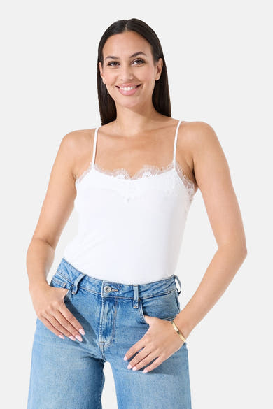 Witte tanktop met dunne bandjes van GARCIA, versierd met delicate kant bij de halslijn, gedragen met een high-waisted jeans.