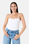 Witte tanktop met dunne bandjes van GARCIA, versierd met delicate kant bij de halslijn, gedragen met een high-waisted jeans.