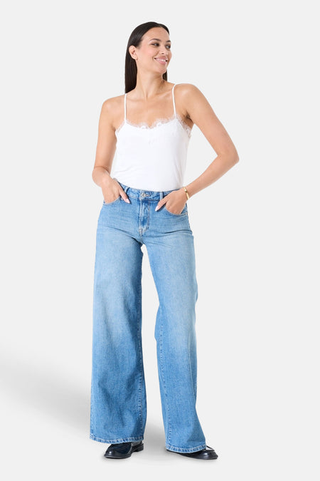 Top blanc à fines bretelles by GARCIA avec garniture en dentelle et pantalon en denim taille haute.
