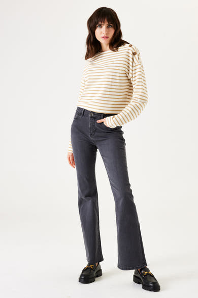 Ecru sweatshirt met horizontale strepen van GARCIA, met decoratieve knopen op de schouders, gedragen met een grijze jeans.