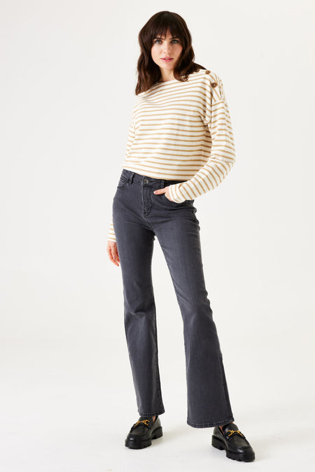 Ecru sweatshirt met horizontale strepen van GARCIA, met decoratieve knopen op de schouders, gedragen met een grijze jeans.