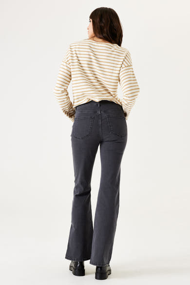 Ecru gestreept sweatshirt van GARCIA, gedragen met een donkere high-waisted jeans en zwarte schoenen.