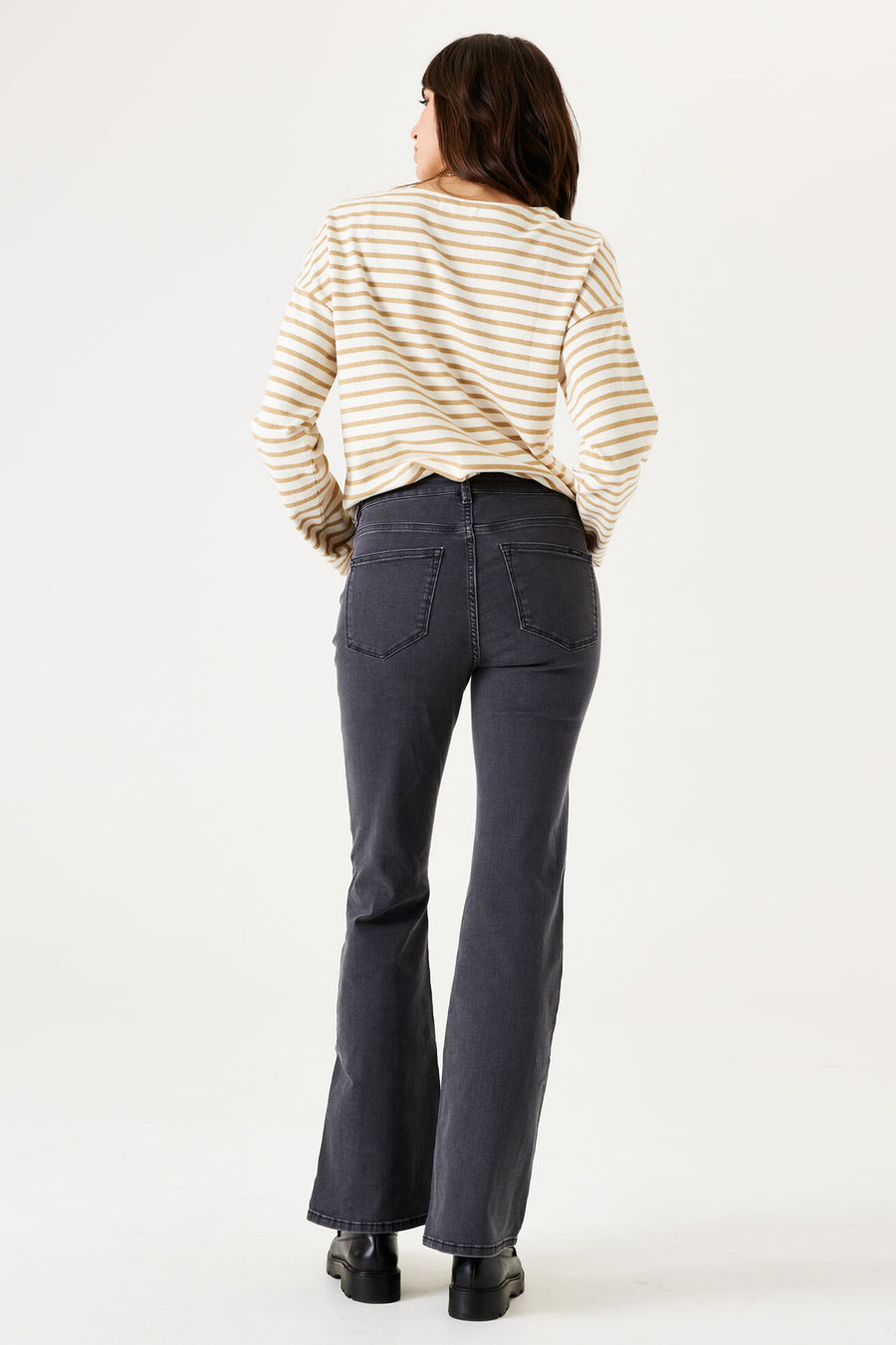 Ecru gestreept sweatshirt van GARCIA, gedragen met een donkere high-waisted jeans en zwarte schoenen.