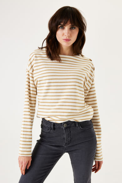 Ecru GARCIA sweatshirt gestreept met beige, met decoratieve knopen op de schouder, gedragen met een zwarte jeans.
