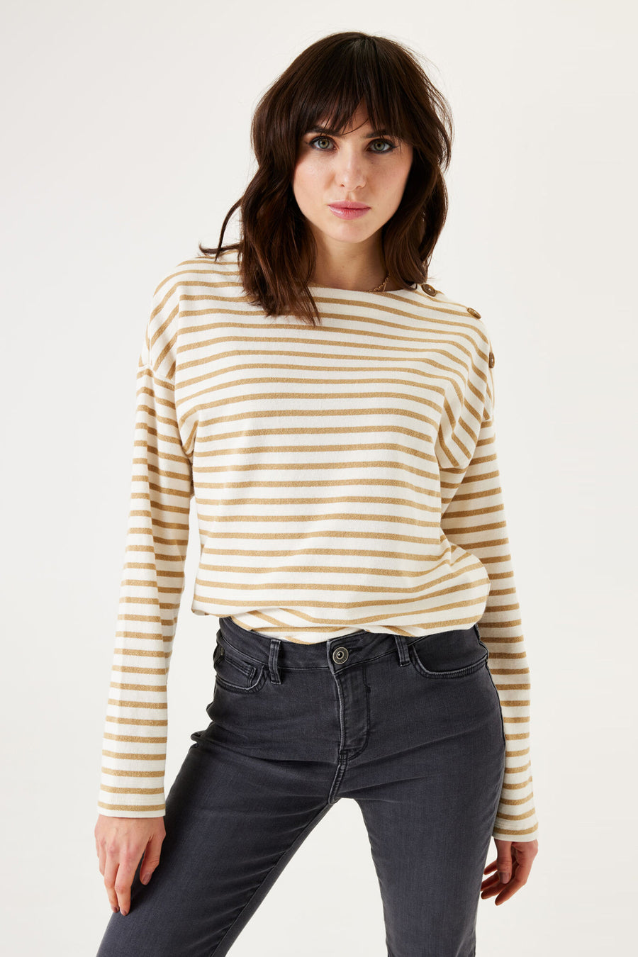 Ecru GARCIA sweatshirt gestreept met beige, met decoratieve knopen op de schouder, gedragen met een zwarte jeans.