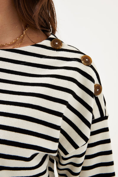 Sweat col O noir par GARCIA, à rayures blanches et noires avec boutons décoratifs à l'épaule et chaîne dorée au cou.