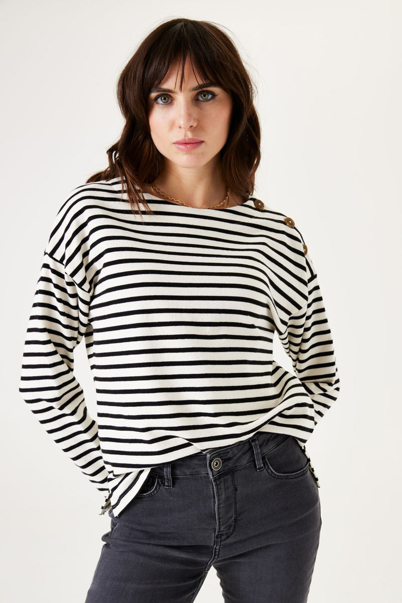 Zwarte GARCIA-shirt met horizontale wit en en zwarteen,, decoratieve knoppen op de schouder.