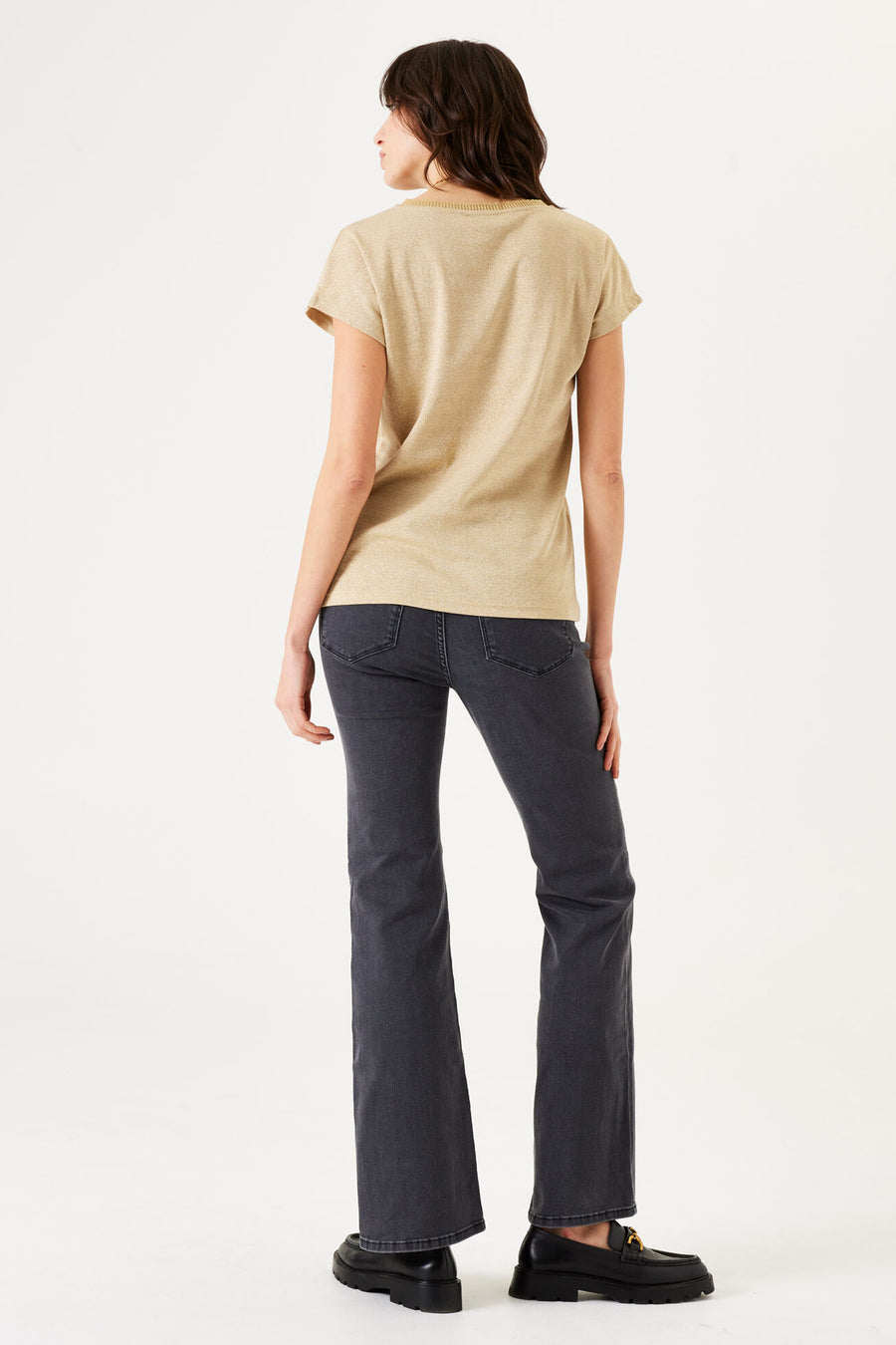 Gouden T-shirt met korte mouwen van GARCIA, van achteren gezien, gedragen met een donkergrijze jeans en zwarte schoenen.