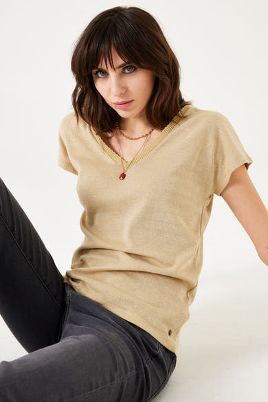 Gouden T-shirt met korte mouwen van GARCIA, gedragen met een zwarte jeans en een ketting met hanger.
