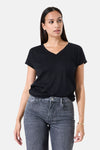 Zwart T-shirt met korte mouwen van GARCIA, met een V-hals, gedragen met een grijze jeans.