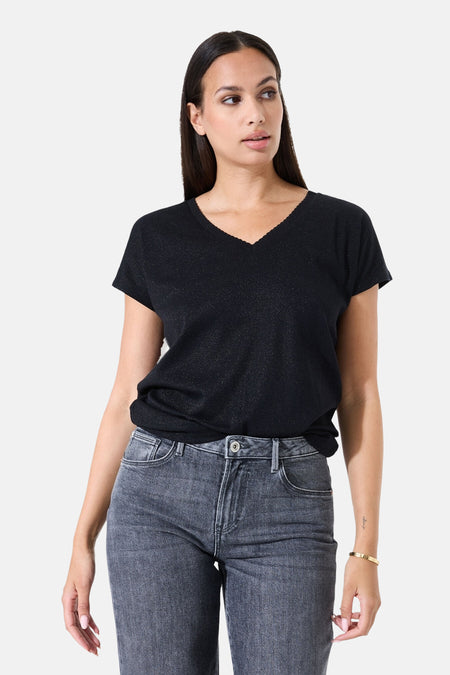 T-shirt noir à manches courtes de GARCIA, avec un col en V, porté avec un jean gris.
